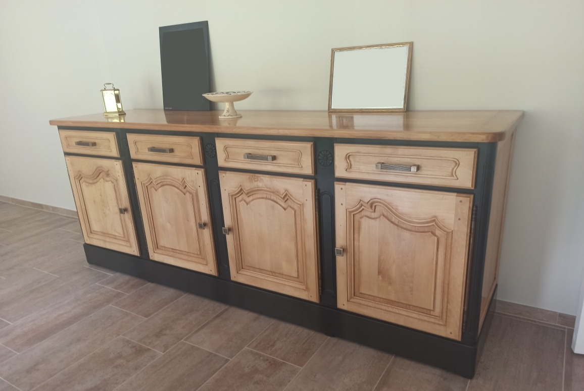 Photo montrant une armoire restaurée par Ébénisterie Chapron